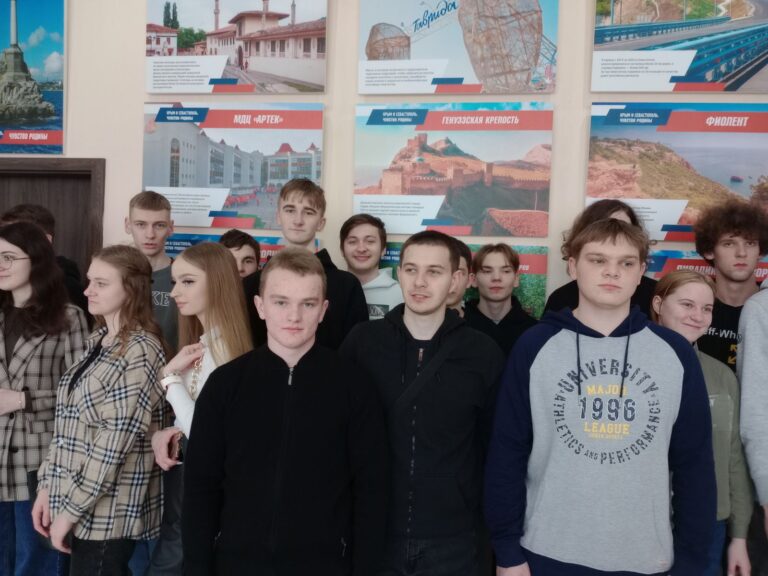 Студенты на фотовыставке «Крым и Севастополь»